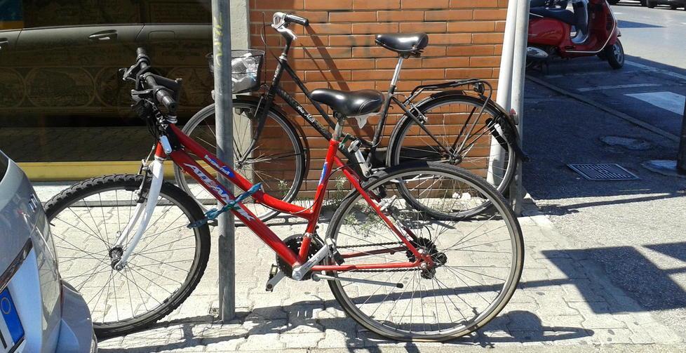 Quelle bici abbandonate che nessuno rimuove da mesi 