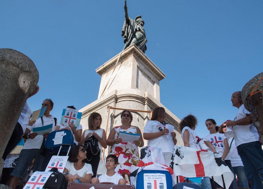 Insegnanti, flash mob davanti a Carlo Felice 