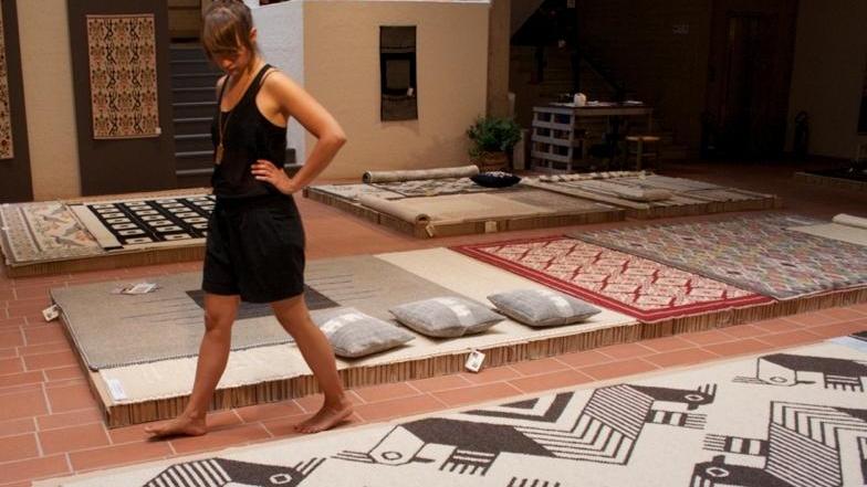 L'artista sardo-tedesca Romina Pilloni tra i tappeti esposti alla Fiera di Mogoro