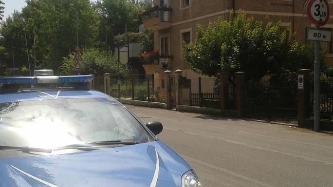 Rubano in casa mentre la famiglia sta dormendo