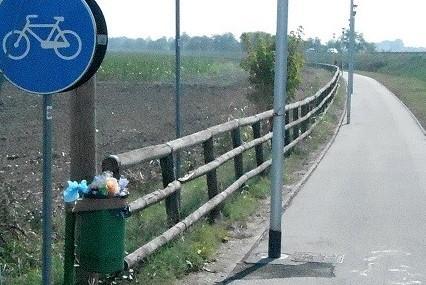 Stop ai pedoni sulla pista ciclabile 