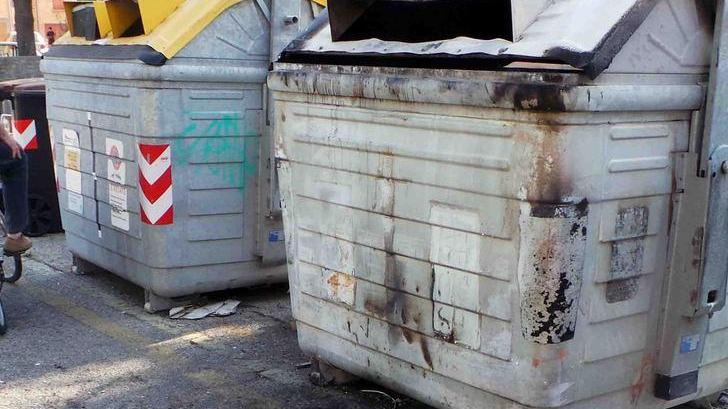 Vandali piromani bruciano tre cassonetti dei rifiuti