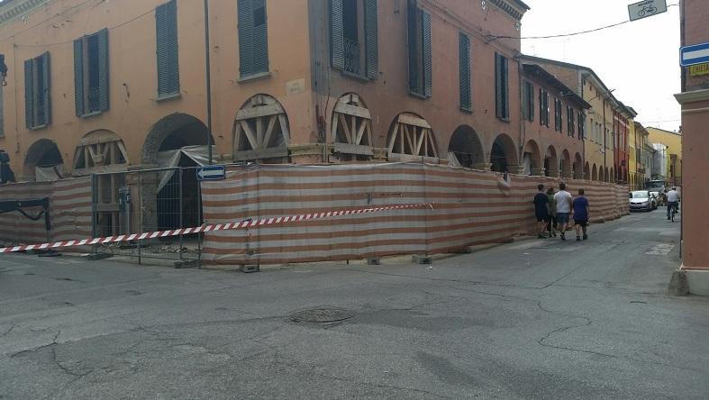 Passa in bici, tubo le cade in testa 