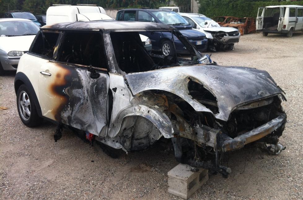 Estratto dall’auto prima che prenda fuoco 