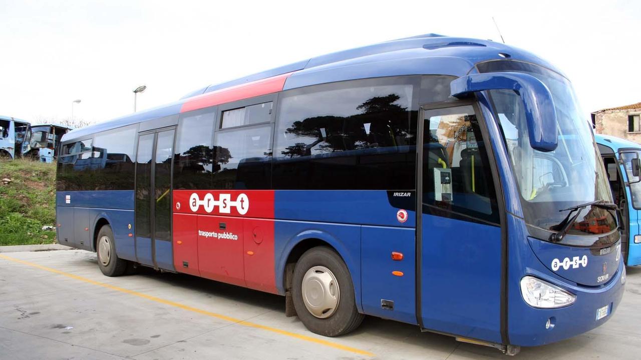 Rubavano il gasolio dai serbatoi dei bus dell'Arst, denunciati cinque giovani 