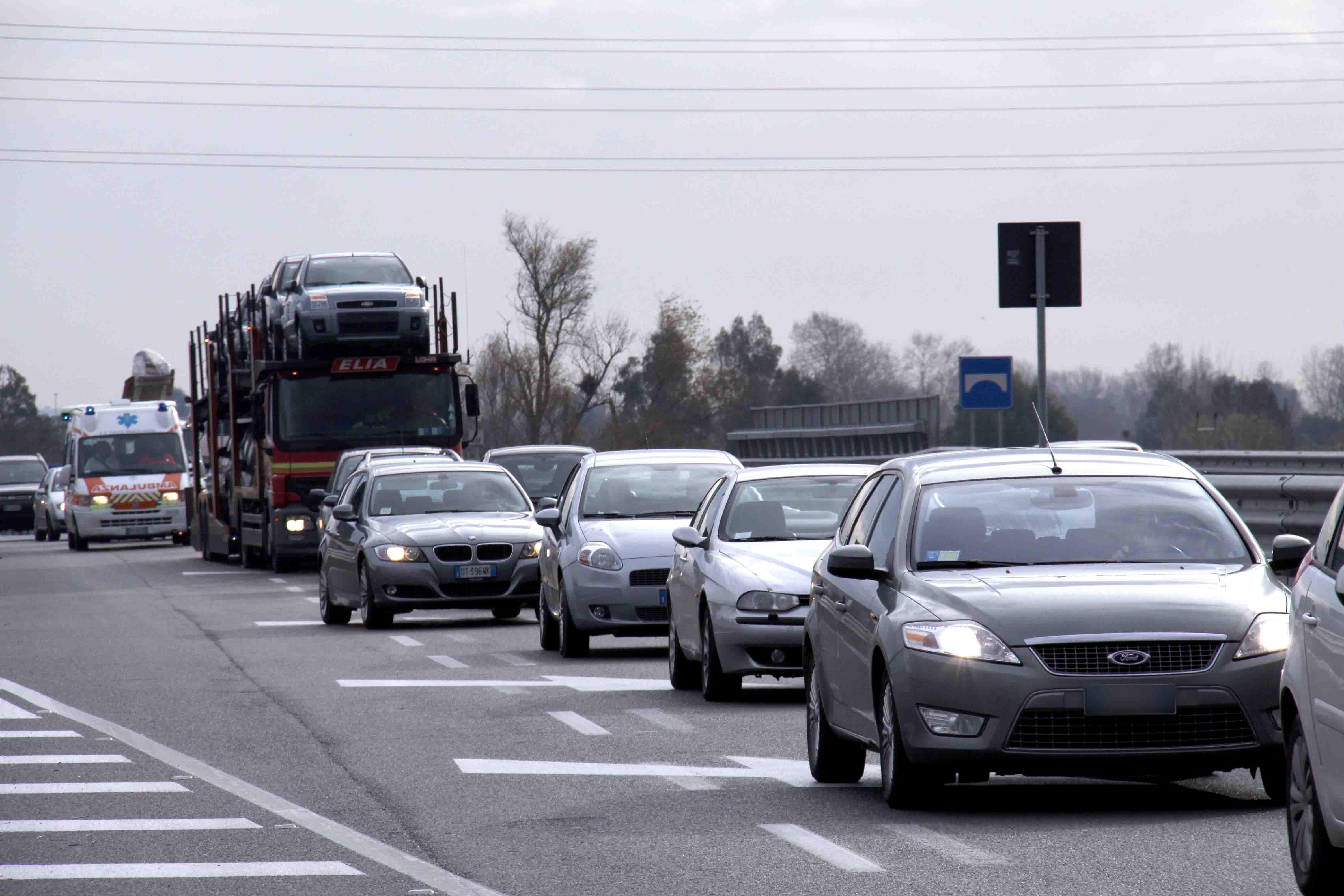 Mezzi sull'autostrada (foto d'archivio)
