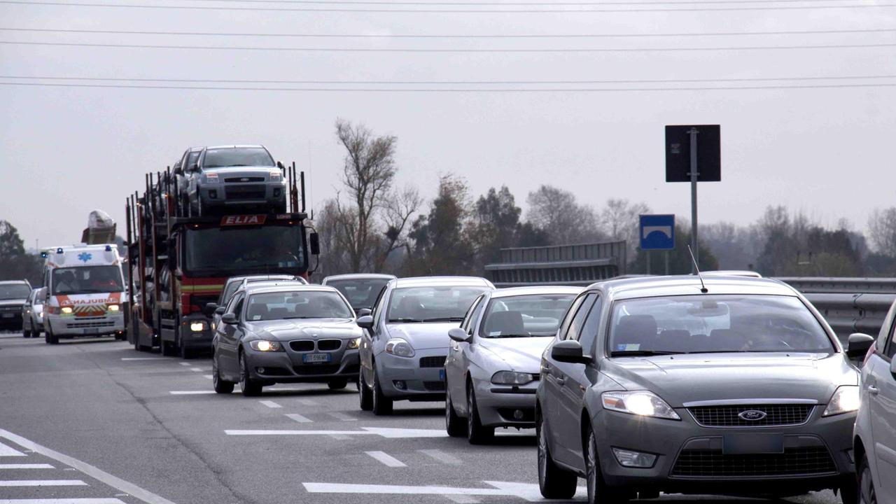 Mezzi sull'autostrada (foto d'archivio)