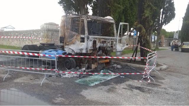 Brucia un camion, paura nella notte a Vicarello