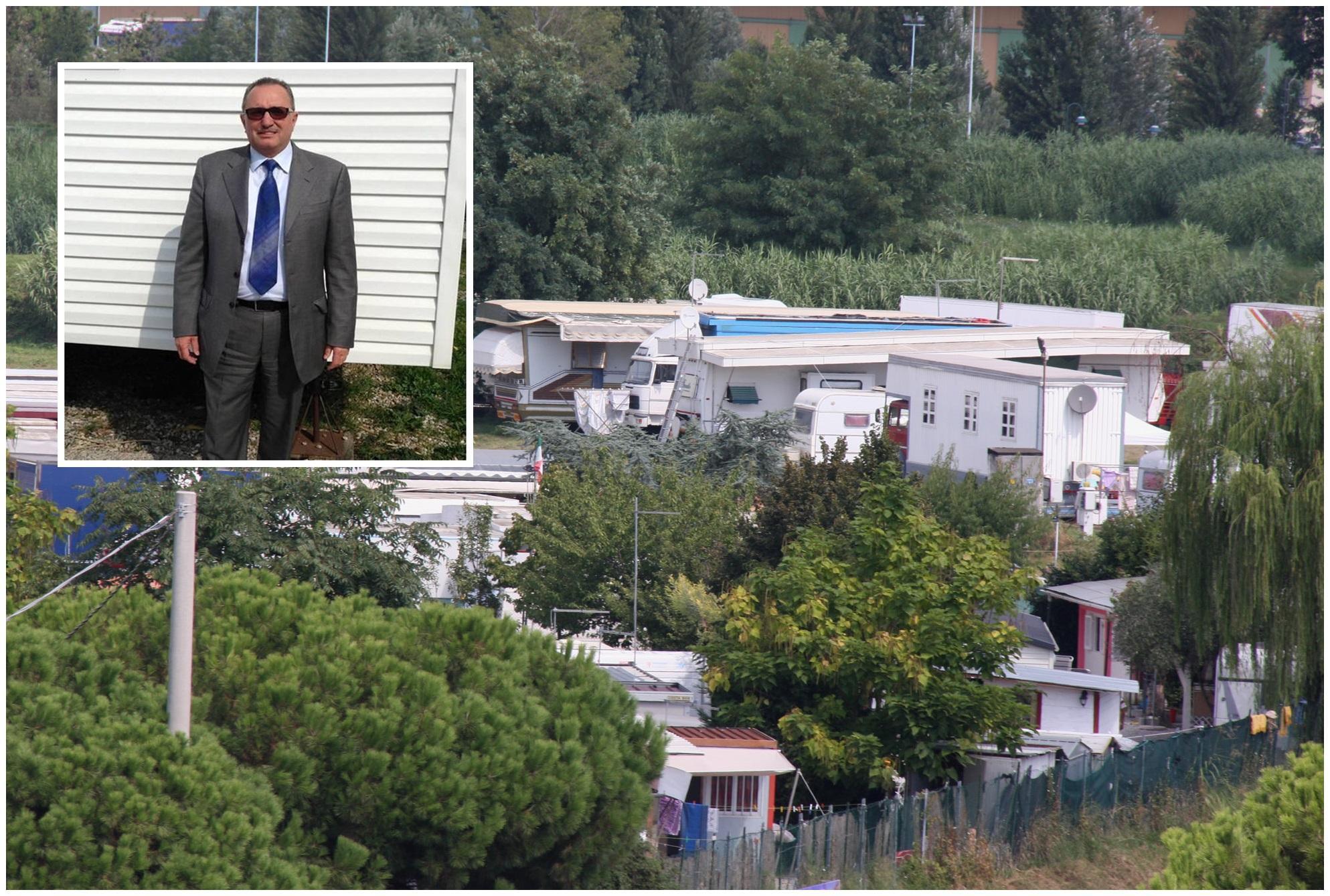 In alto a sinistra il capo dei Sinti Ernesto Grandini, do fianco il campo di viale Marconi