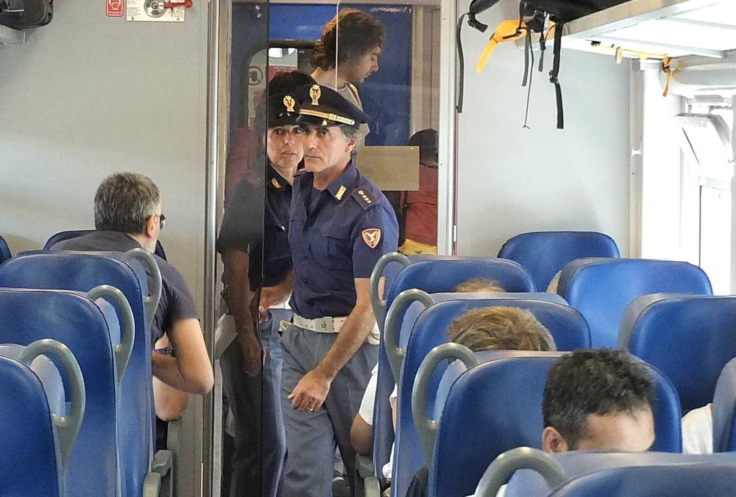 Polizia a bordo di un treno (Foto d'archivio)