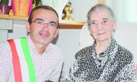 Bonaria Frau con il sindaco di Abbasanta, Stefano Sanna, alla festa per i 105 anni