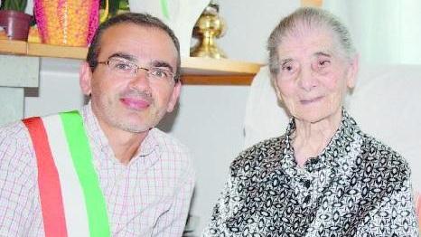Bonaria Frau con il sindaco di Abbasanta, Stefano Sanna, alla festa per i 105 anni