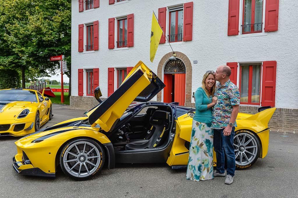Sloss, executive di Google, con la moglie e la Ferrari che le ha regalato in pista a Fiorano