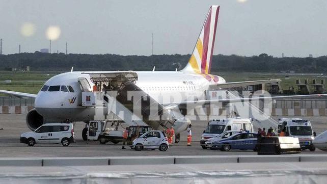 L'aereo German Wings dopo l'atterraggio di emergenza a Pisa (foto Muzzi)