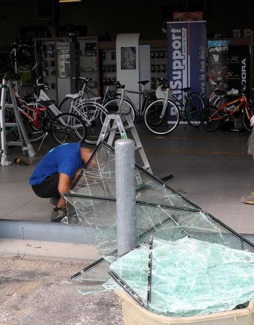 Spaccata nella notte in un negozio a Savignano: razziate biciclette di lusso per oltre 10mila euro 