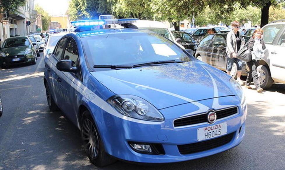 Va a comprare l’hashish con il bimbo in braccio