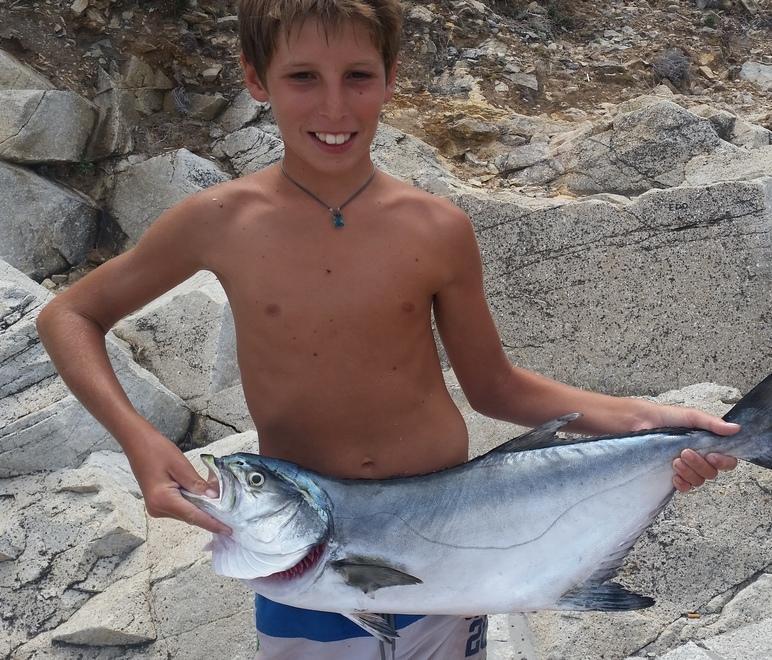 Filippo, pescatore a 12 anni cattura una leccia di sette chili