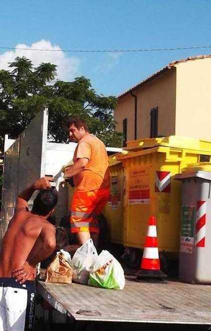 Deve far a pezzi un materasso per la raccolta differenziata