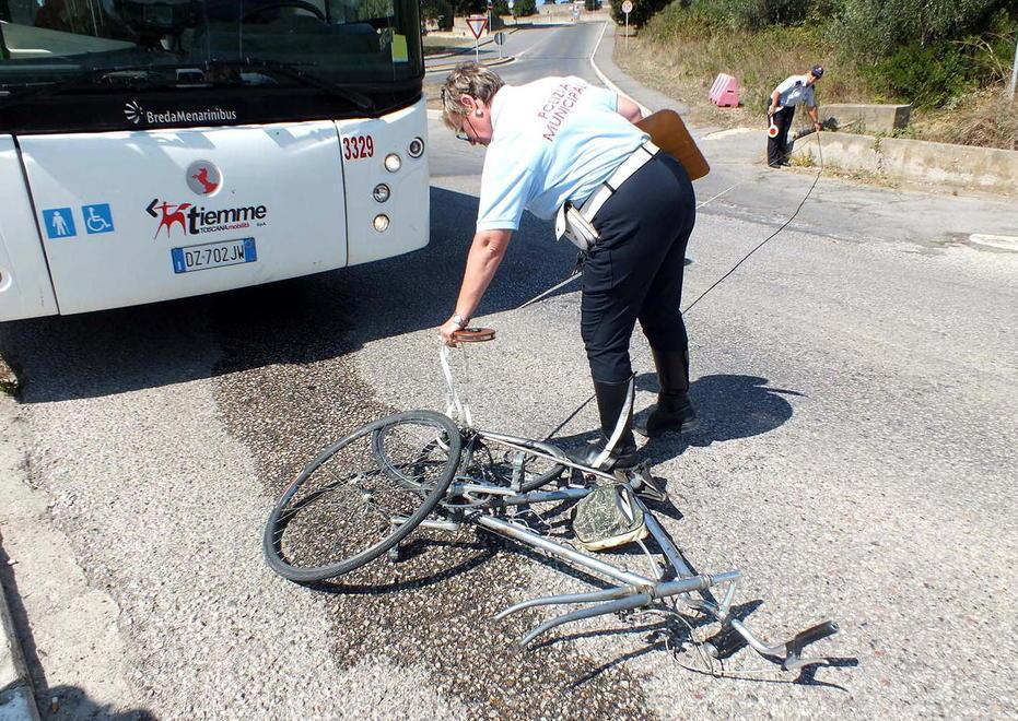 Con la bici contro un bus, l’autista frena e cadono in tanti