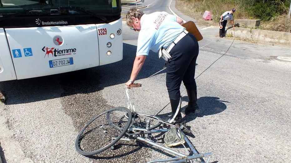 Con la bici contro un bus, l’autista frena e cadono in tanti