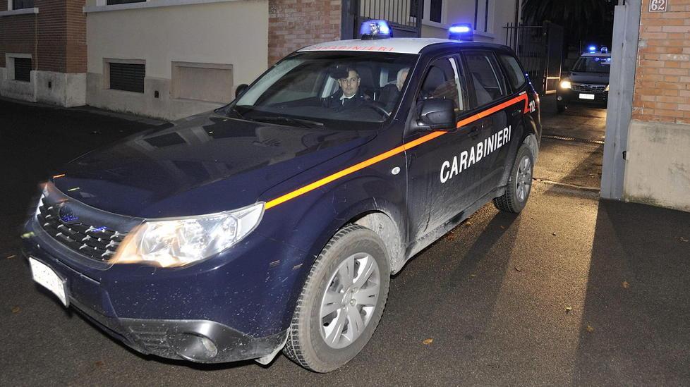 Minacciata con il coltello alla gola e costretta a consegnare i soldi 