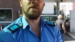 Gattino incastrato in cofano salvato dalla municipale