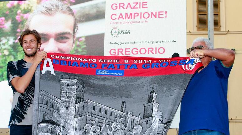 Per Greg la piazza è piena: regali, simpatia e sorprese