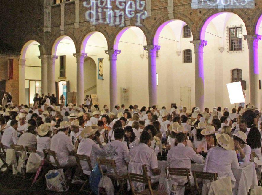 Tutti a tavola vestiti in bianco Torna lo Street dinner in centro 