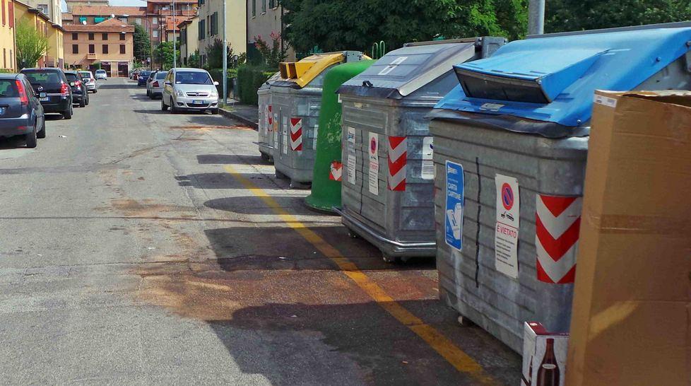 Ferrara, troppi raid incendiari: dieci cassonetti bruciati 