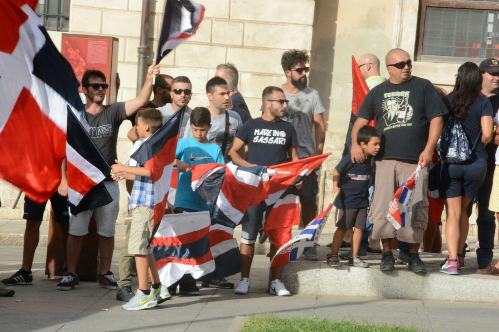 La manifestazione di protesta dei tifosi della Torres in piazza Castello