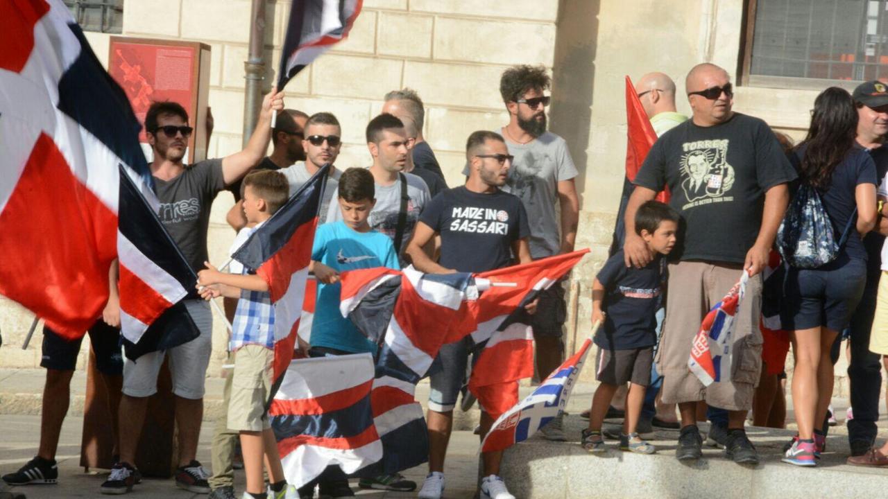 La manifestazione di protesta dei tifosi della Torres in piazza Castello