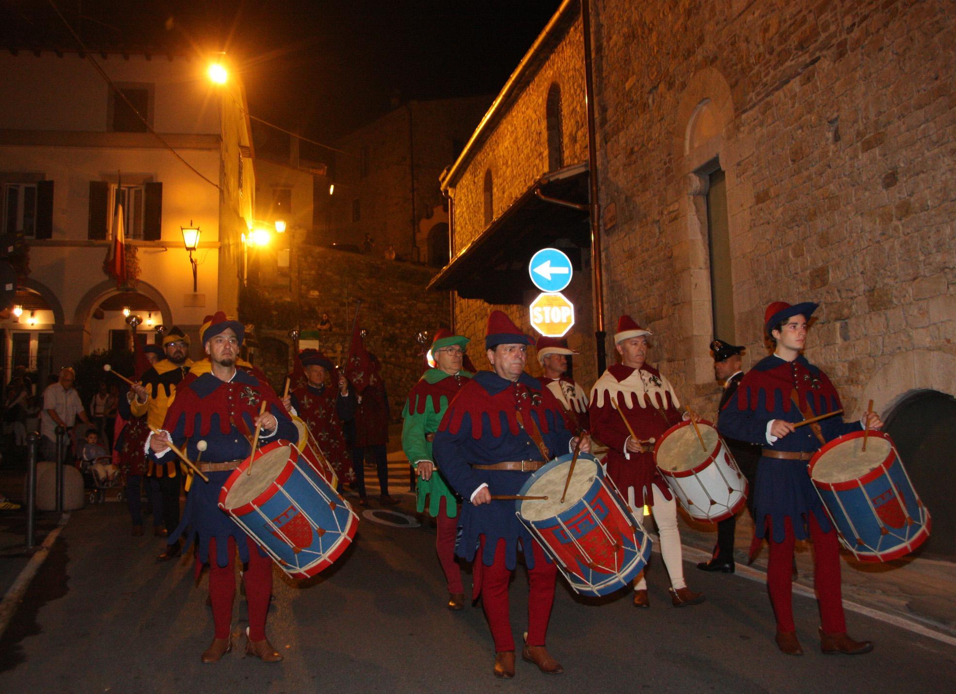 Un corteggio storico in occasione di una commemorazione dell'eccidio di Figline