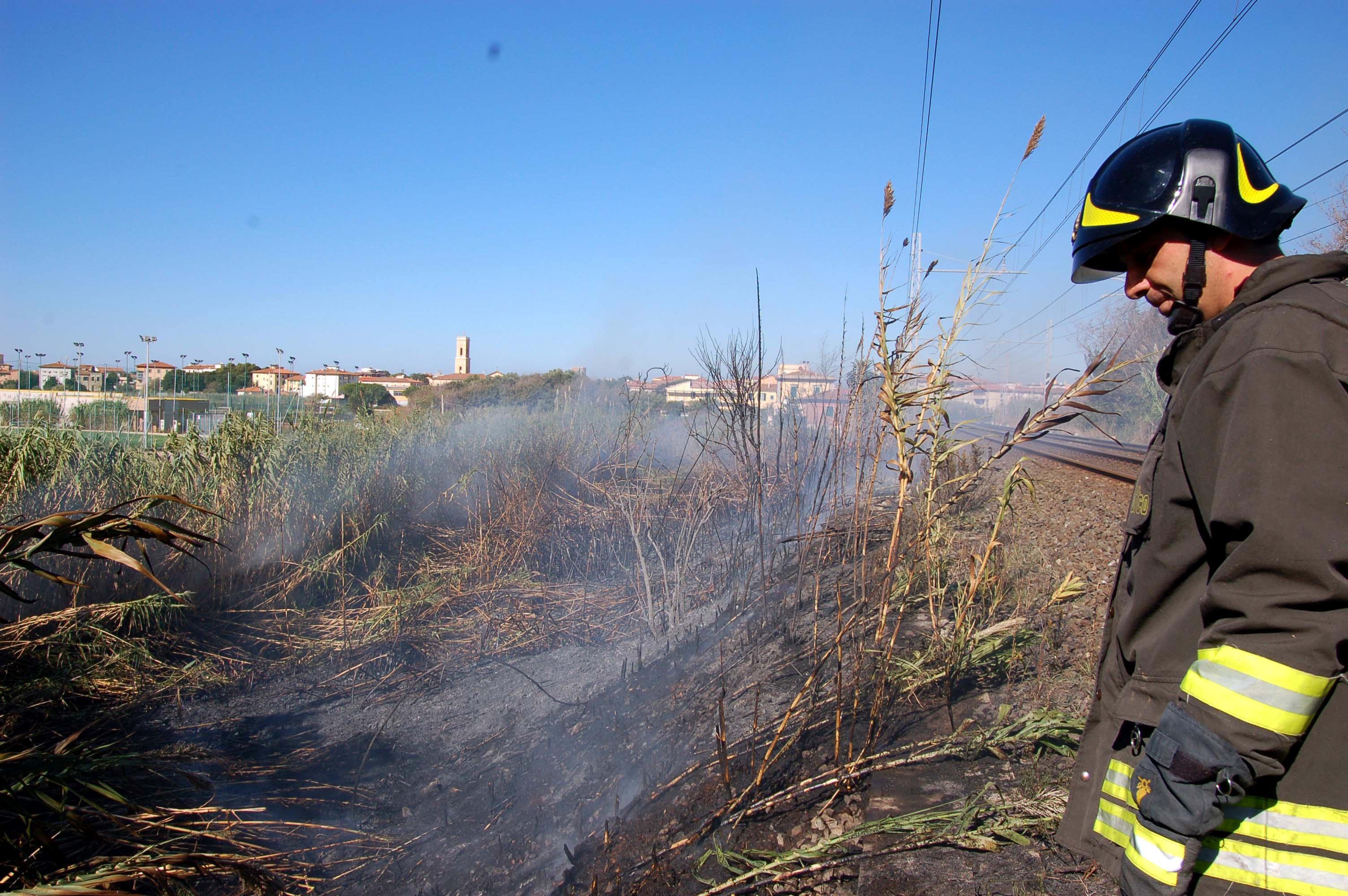 Ustionato mentre cerca di spengere un incendio 
