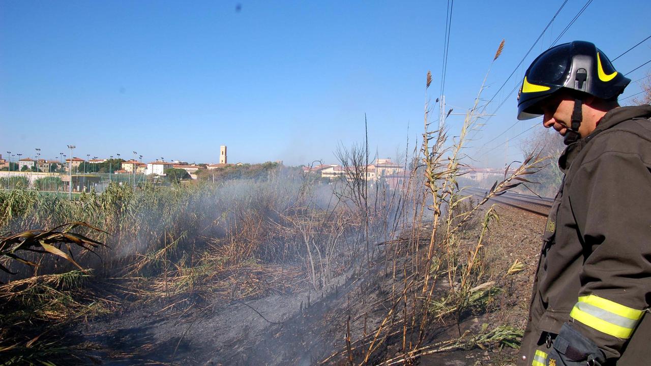 Ustionato mentre cerca di spengere un incendio