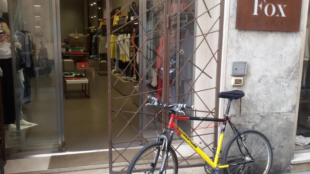 La bici parcheggiata all'ingresso negozio Fox di via Garibaldi