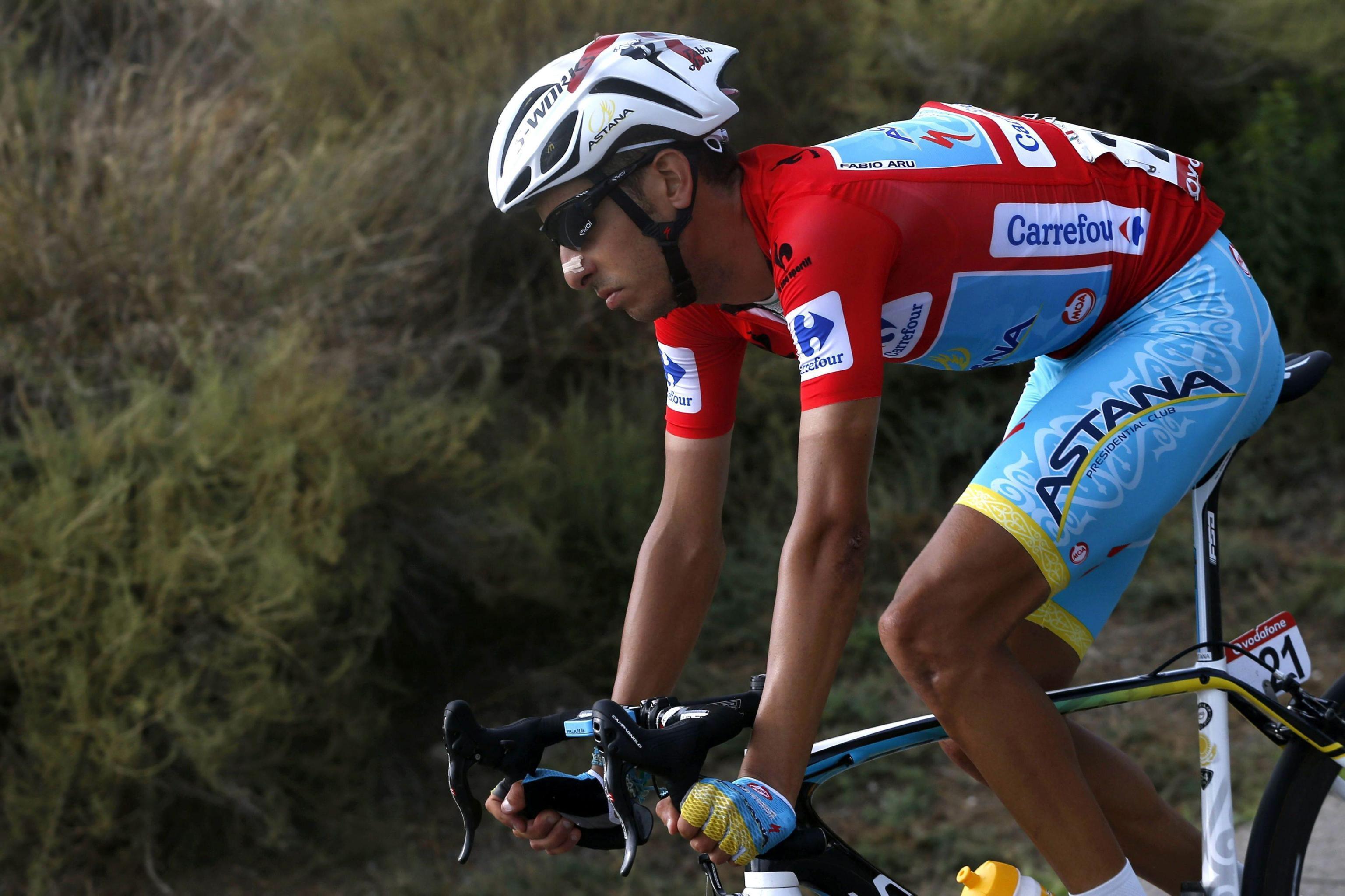 Fabio Aru con la maglia rossa di leader della Vuelta