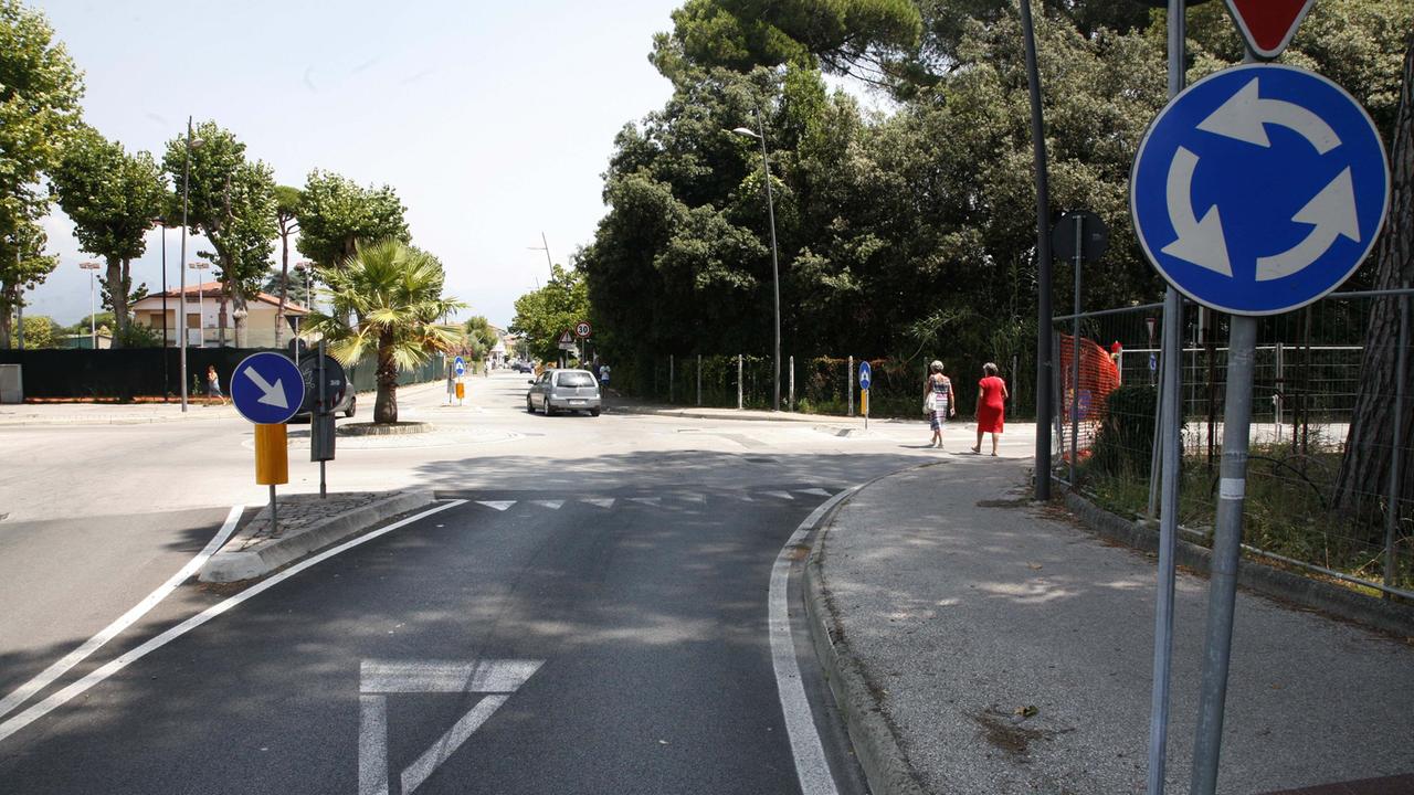 La rotatoria tra via del Secco e via Trieste a Lido di Camaiore