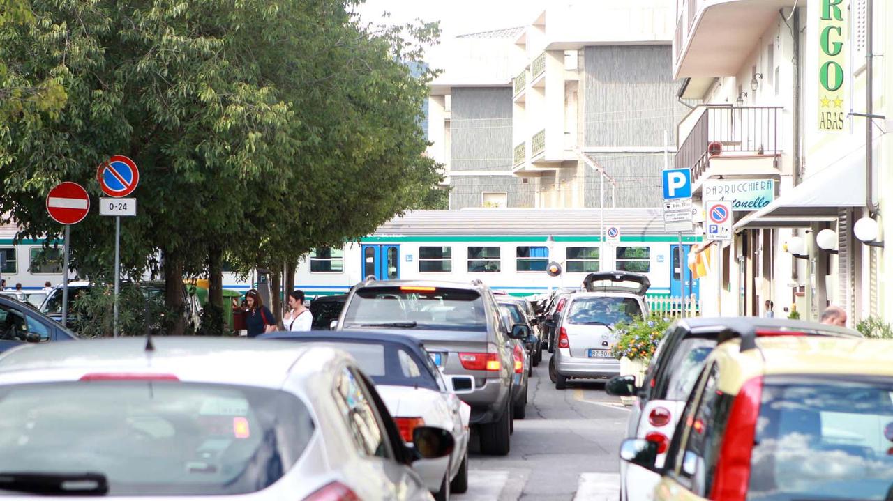 Auto in attesa al passaggio a livello di via Tripoli (Foto Nucci)