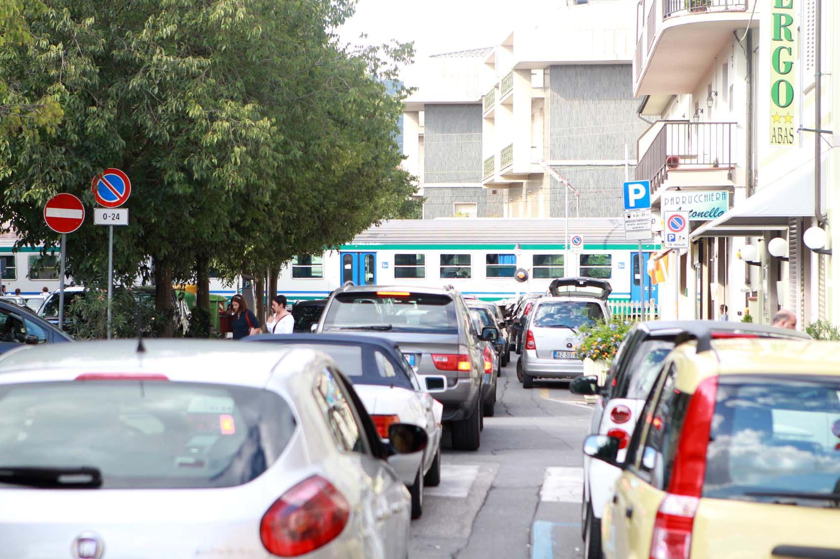 Auto in colonna al passaggio a livello di via Tripoli (Foto Nucci)