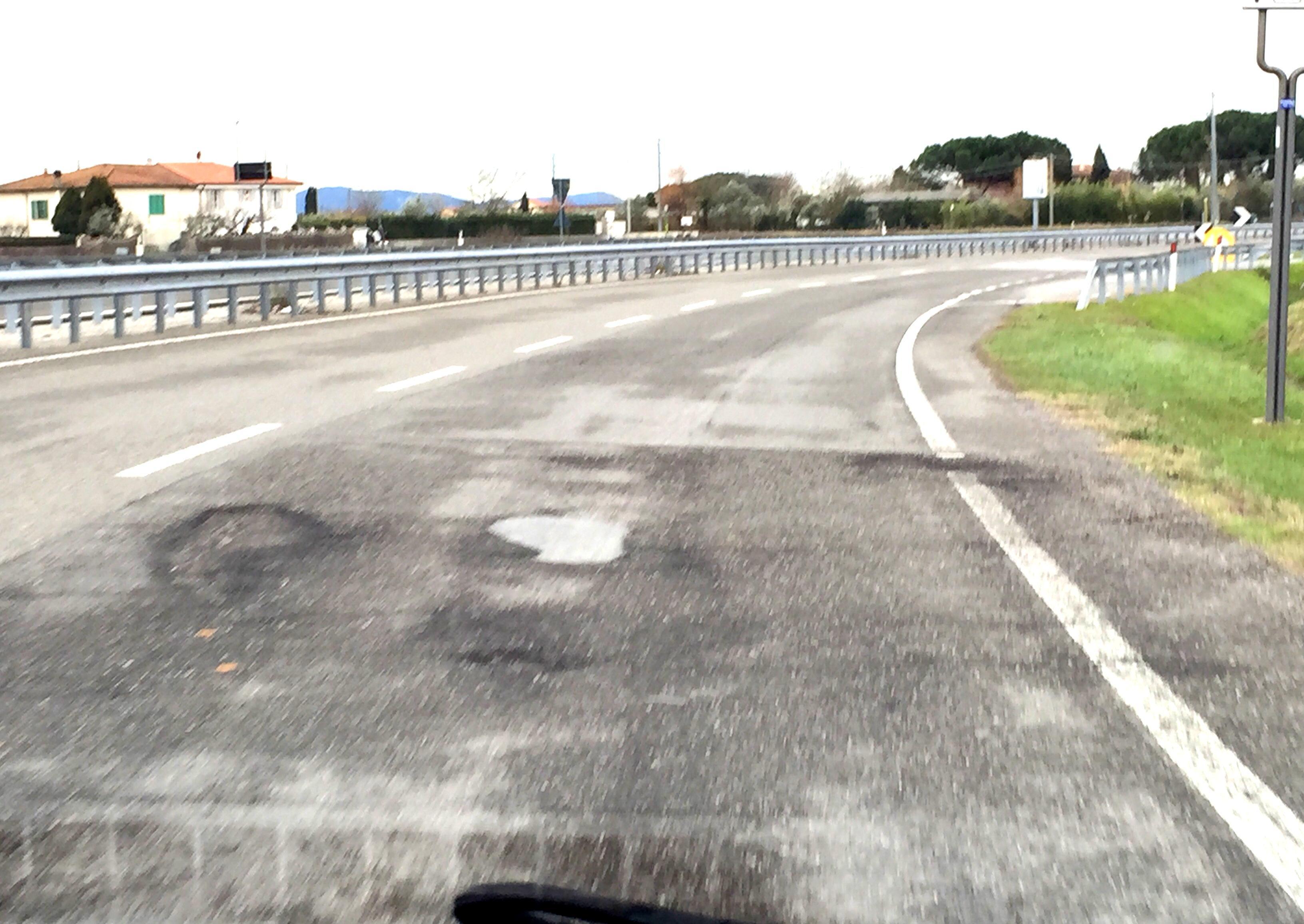 Un tratto dissestato della strada di Patto