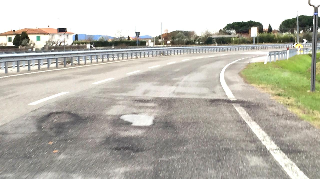 Un tratto dissestato della strada di Patto