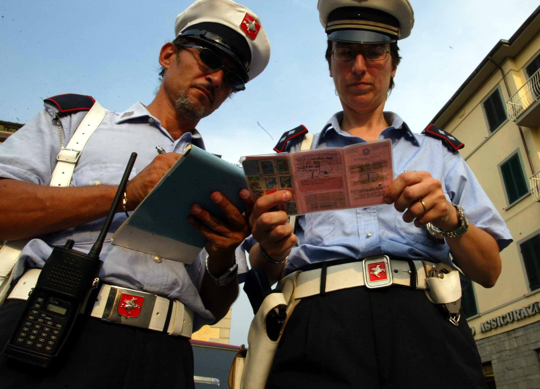 Agenti della polizia municipale durante un controllo (foto d'archivio)