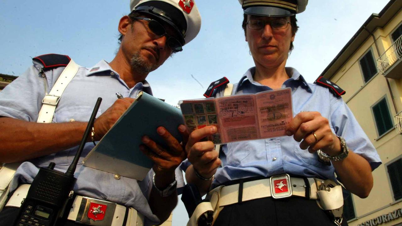 Agenti della polizia municipale durante un controllo (foto d'archivio)
