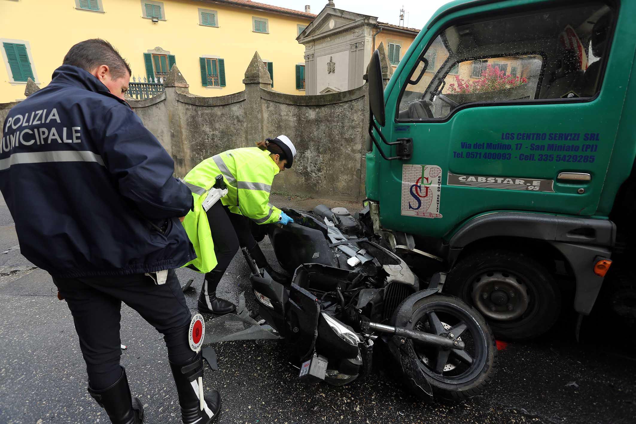 I rilievi della polizia municipale sul luogo dell'incidente (Foto Agenzia Carlo Sestini)