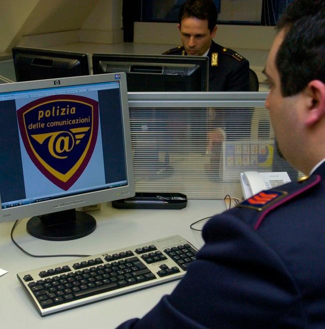 Pistola puntata alla tempia di un uomo in ginocchio 