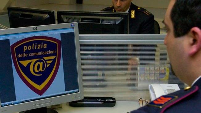 Pistola puntata alla tempia di un uomo in ginocchio