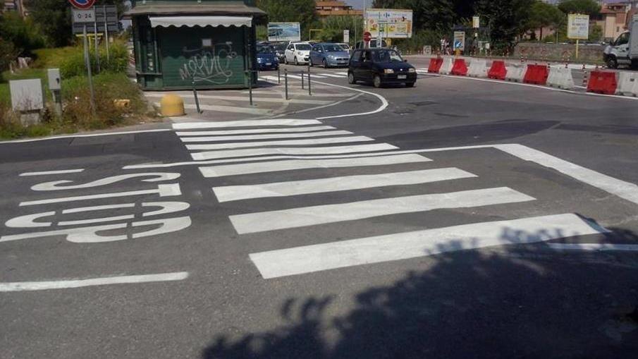 Le strisce pedonali? Dentro lo stop