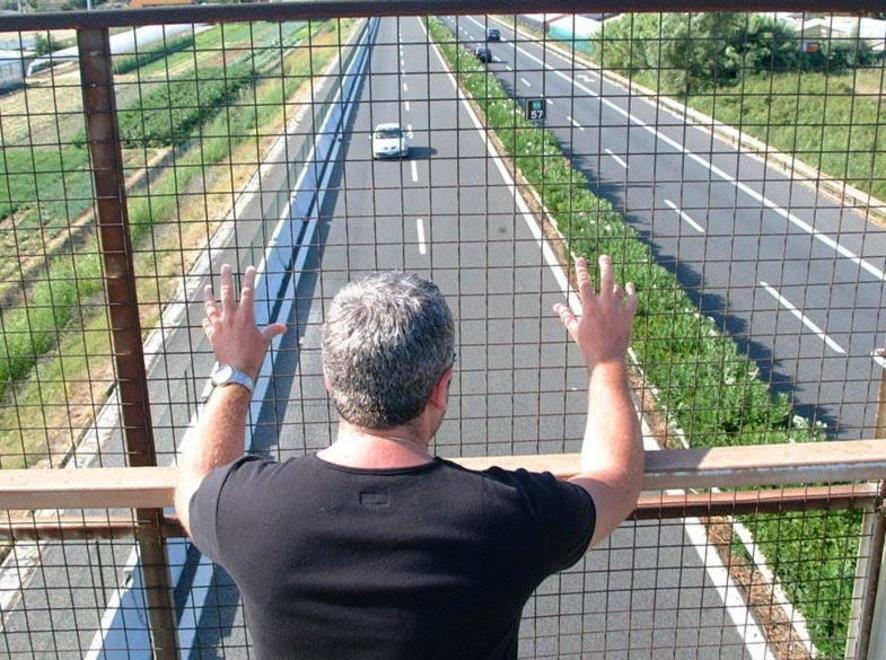 Fugge a piedi sull’autostrada 