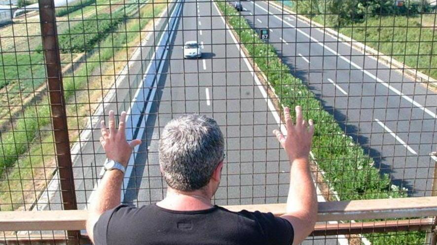 Fugge a piedi sull’autostrada