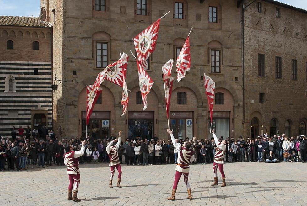 Da tutta l’Italia sbandieratori in gara a Volterra